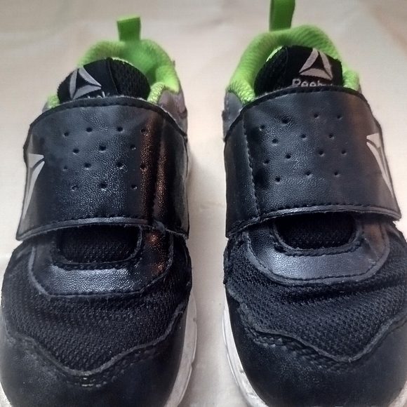 2 for 1 Reebok 8c Kids Shoe - Picture 2 of 3